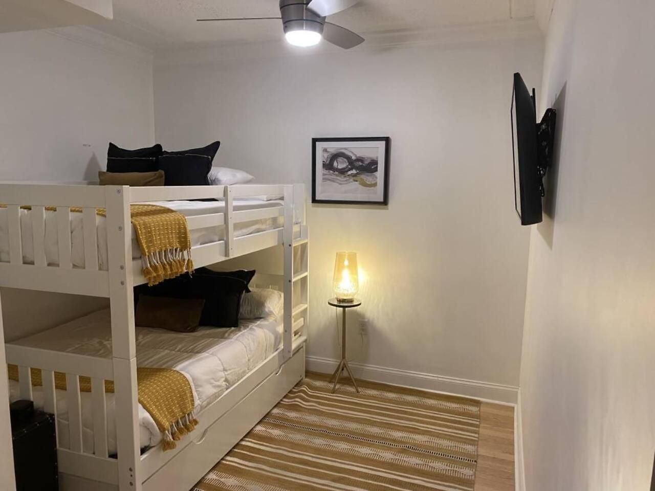 Two On Music Row That Sleeps 14 With Pool And Parking Holiday home