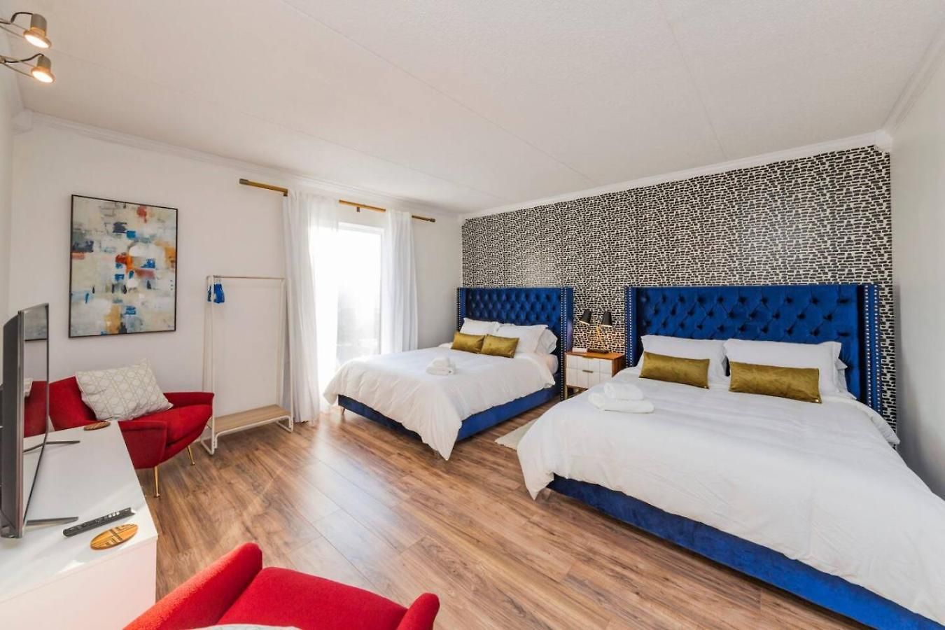 Two On Music Row That Sleeps 14 With Pool And Parking Holiday home Nashville