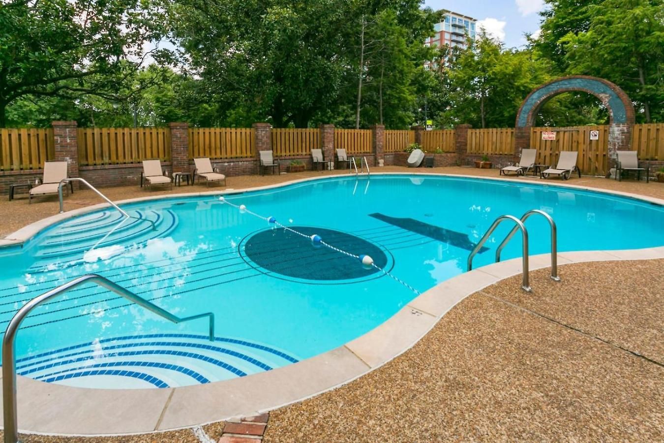 Two On Music Row That Sleeps 14 With Pool And Parking