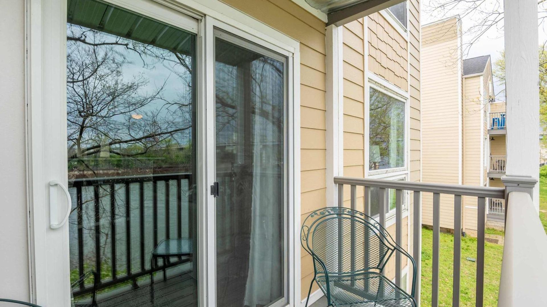 Riverfront Charm - A Scenic Downtown For 6