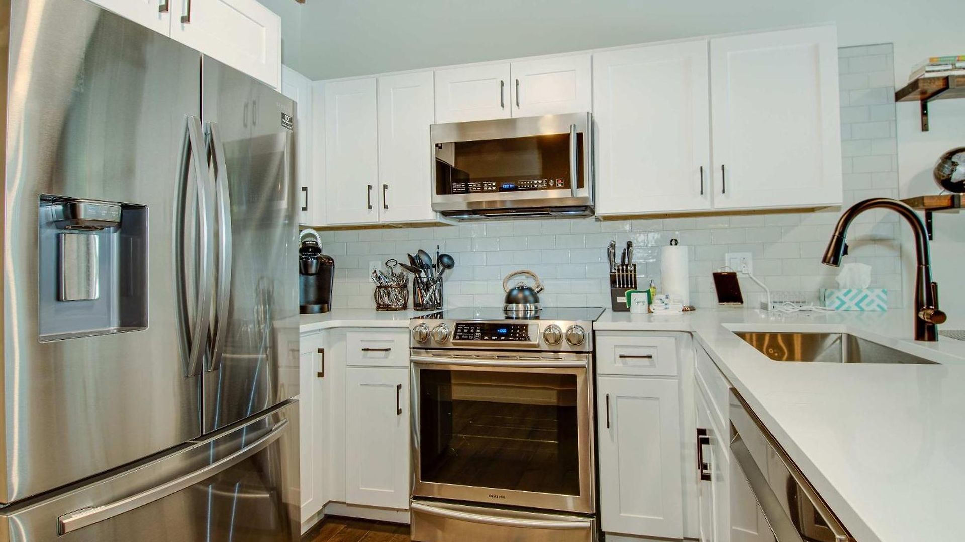 Stellar Sleeps 4 10 Mins From Broadway Holiday home