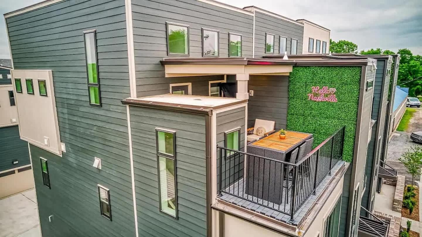 Beautiful Balcony Sleeps 12 4 Miles From Broadway *