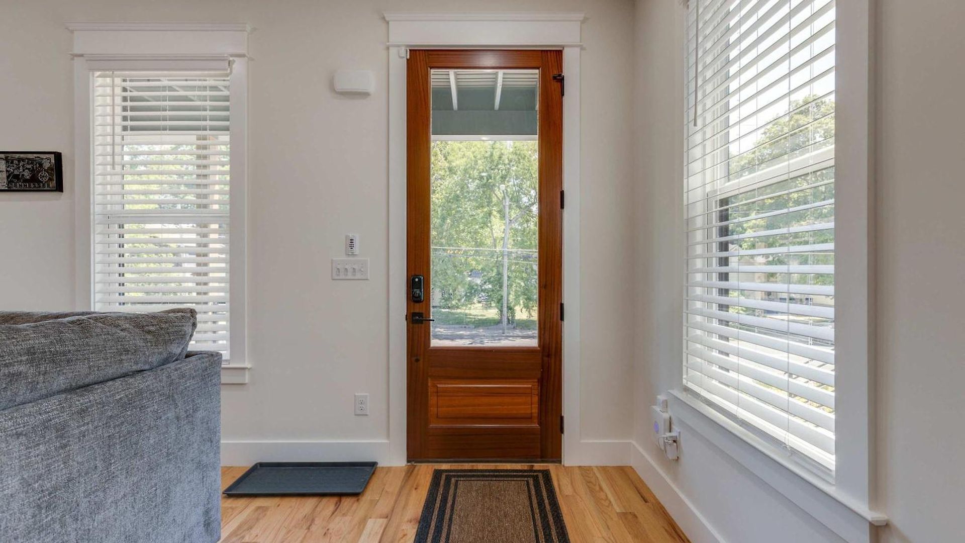Sleek & Convenient East Holiday home *
