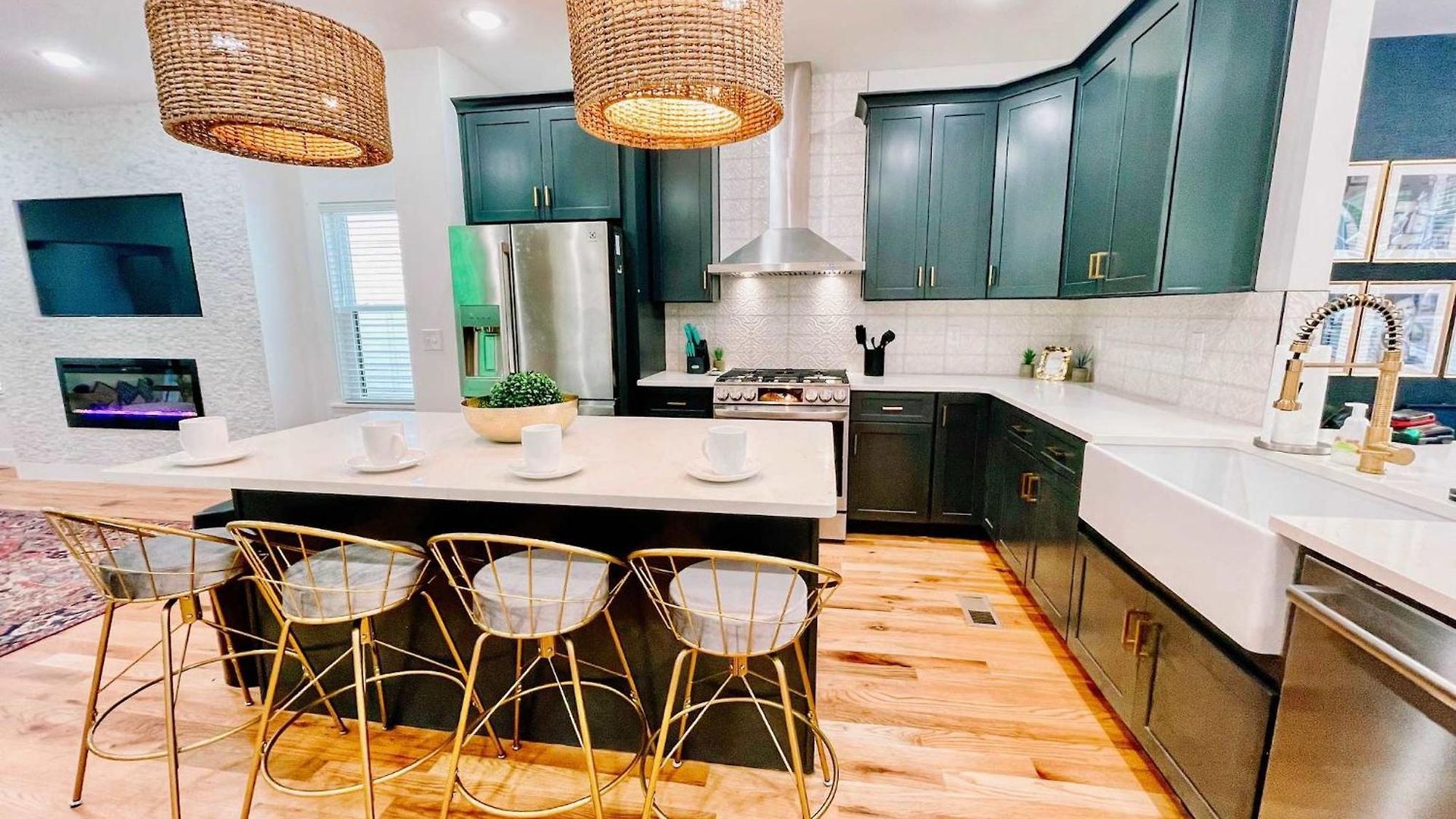 Glamorous 3 Bdr In East - Pet Friendly *