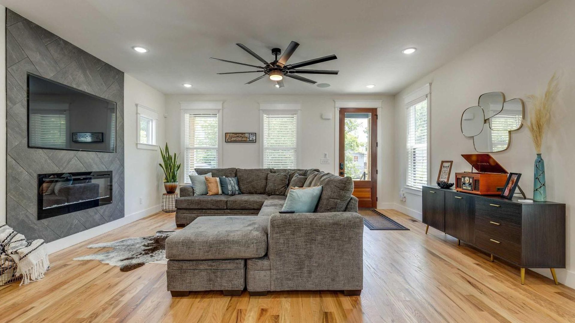 Sleek & Convenient East *