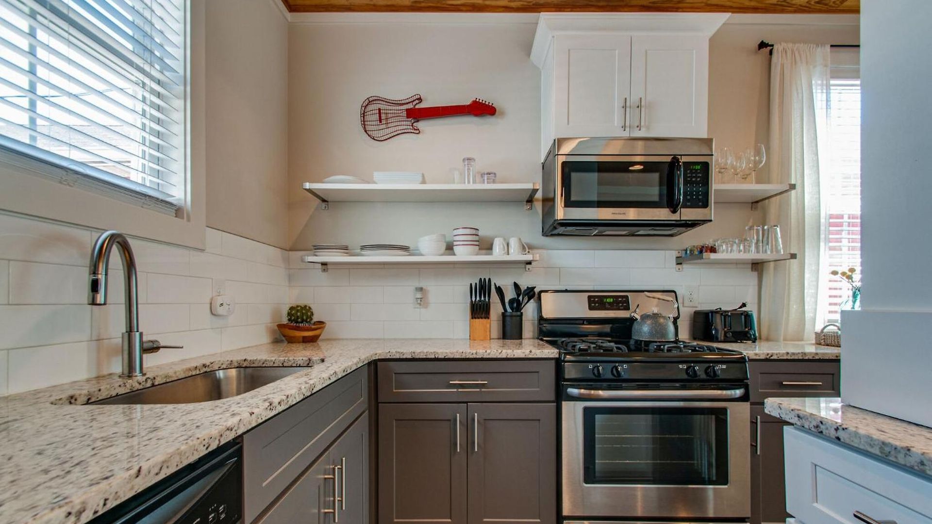 Charming - Near Dt Pet Friendly Holiday home