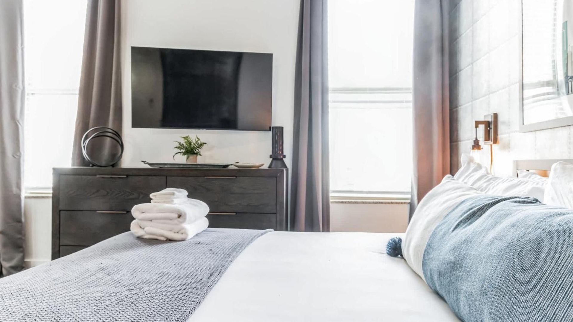 Holiday home Chic And Modern West End Living
