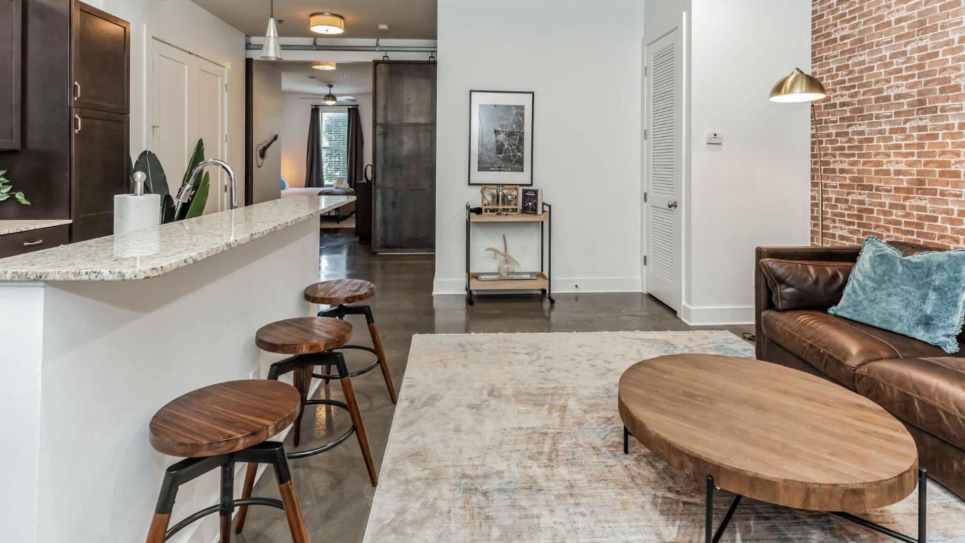 1 Bedroom Loft Near Centennial Park *