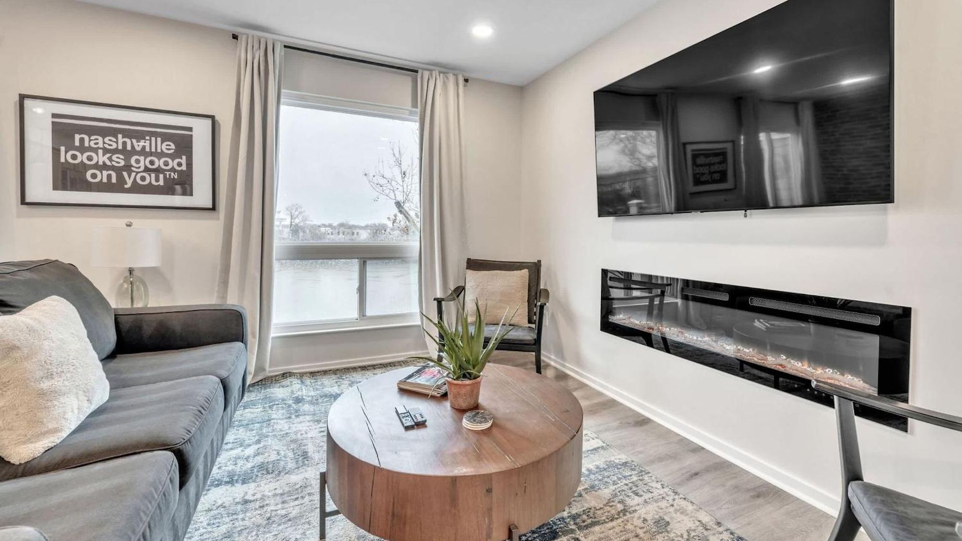 2 Bdr Riverfront Living In Downtown