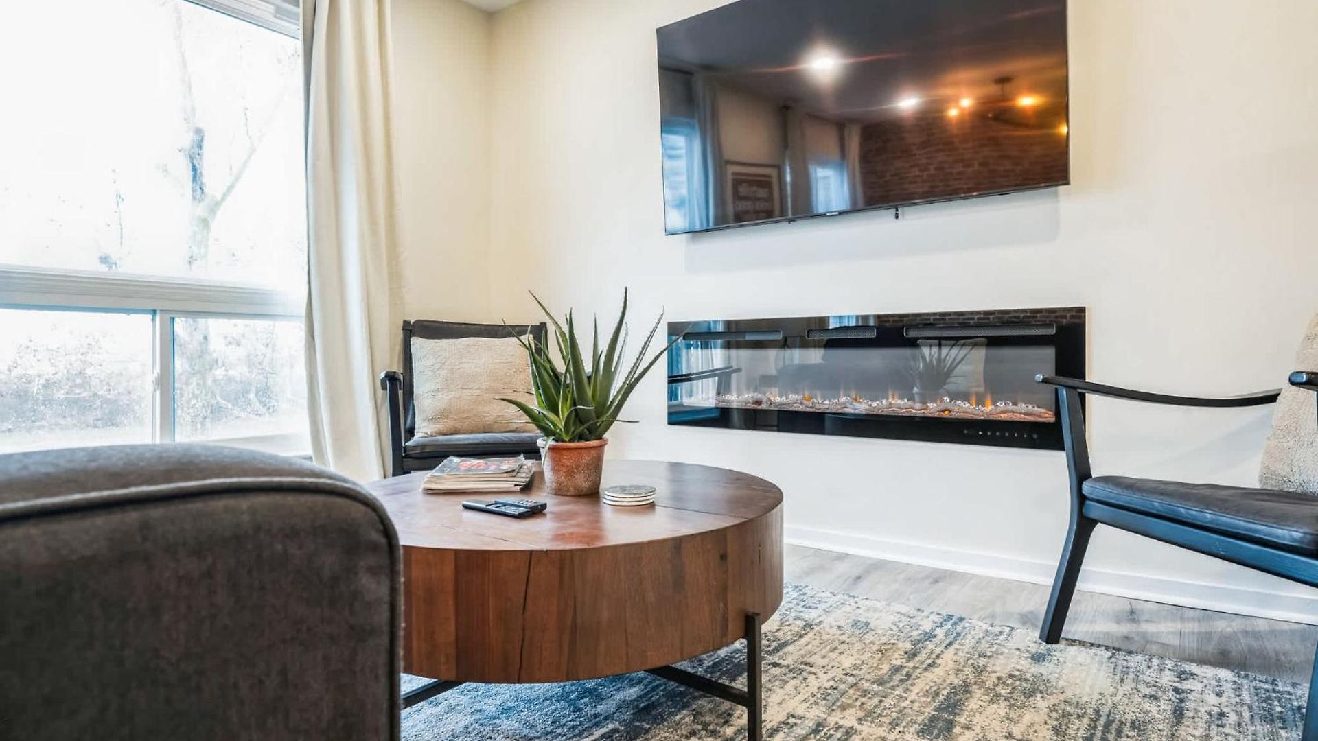 2 Bdr Riverfront Living In Downtown Holiday home