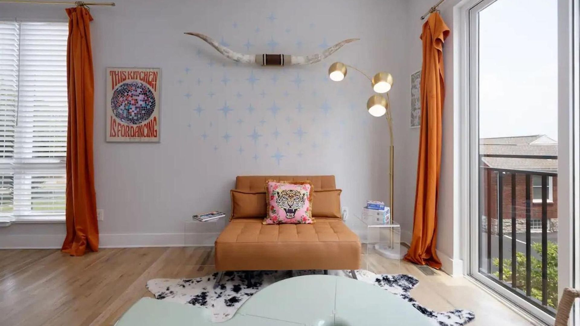 Dolly's Disco - Stylish 2 Bdr Nashville