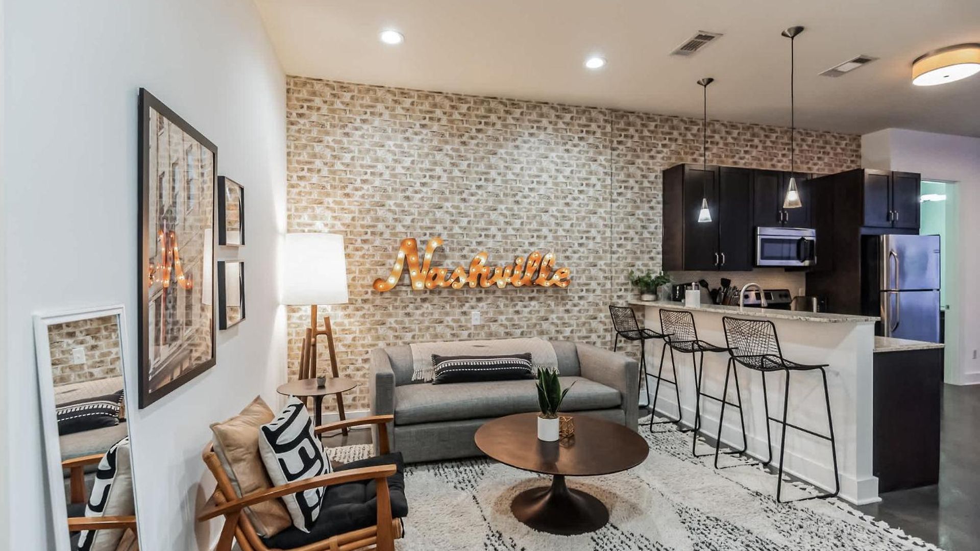 1 Bdr Loft Near The Parthenon *