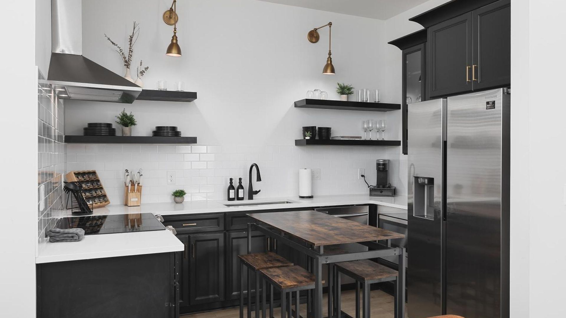 With Free Parking, 3 Mi Downtown & Stadium, By Coffee Apartment