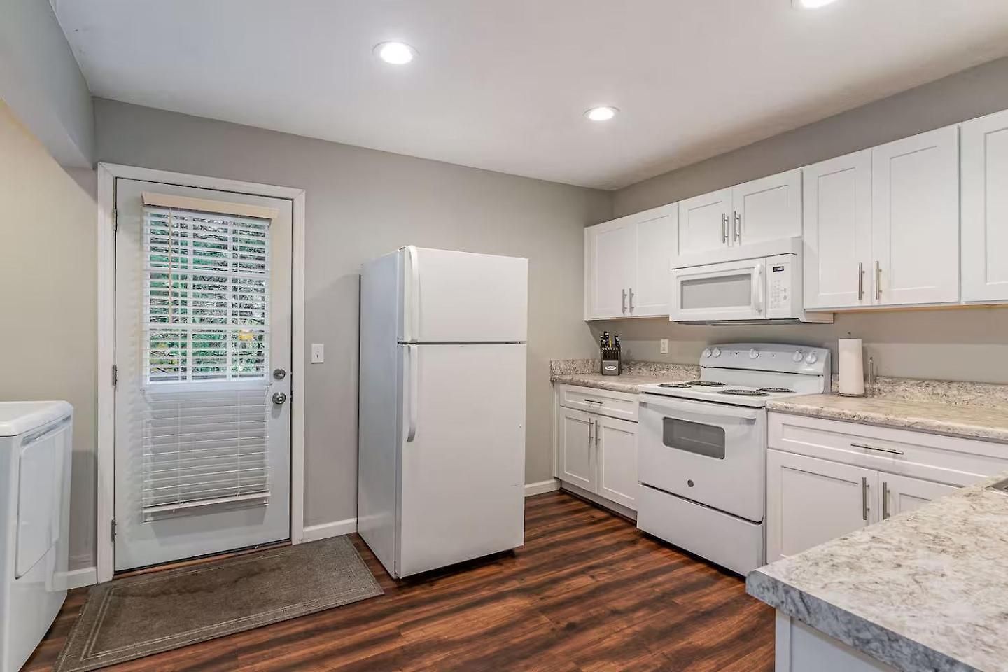 Apartment 3 Units - Sleeps 24 - Mins To Downtown And Airport