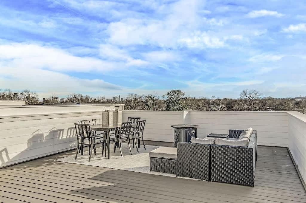 2 Townhomes - Sleeps 24-rooftop Patios Holiday home