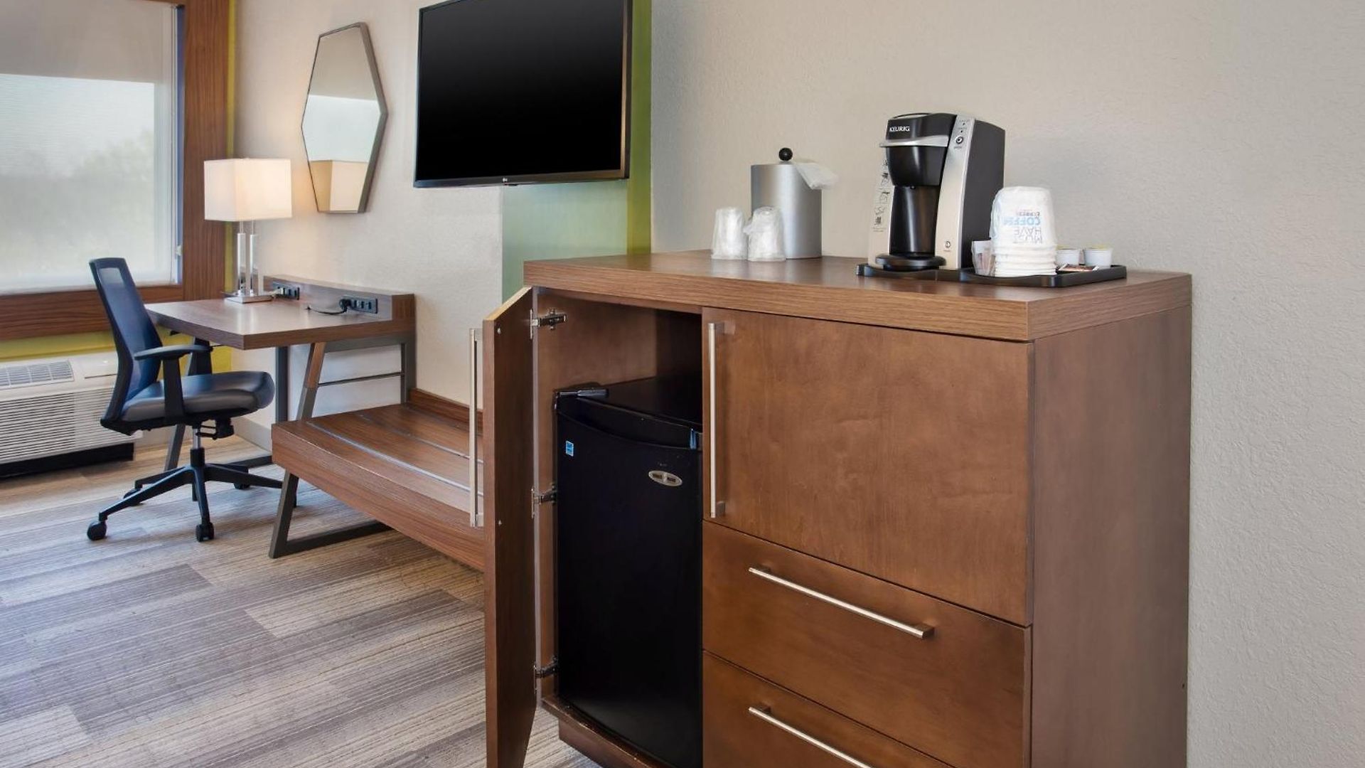 Express Airport By Ihg 3*