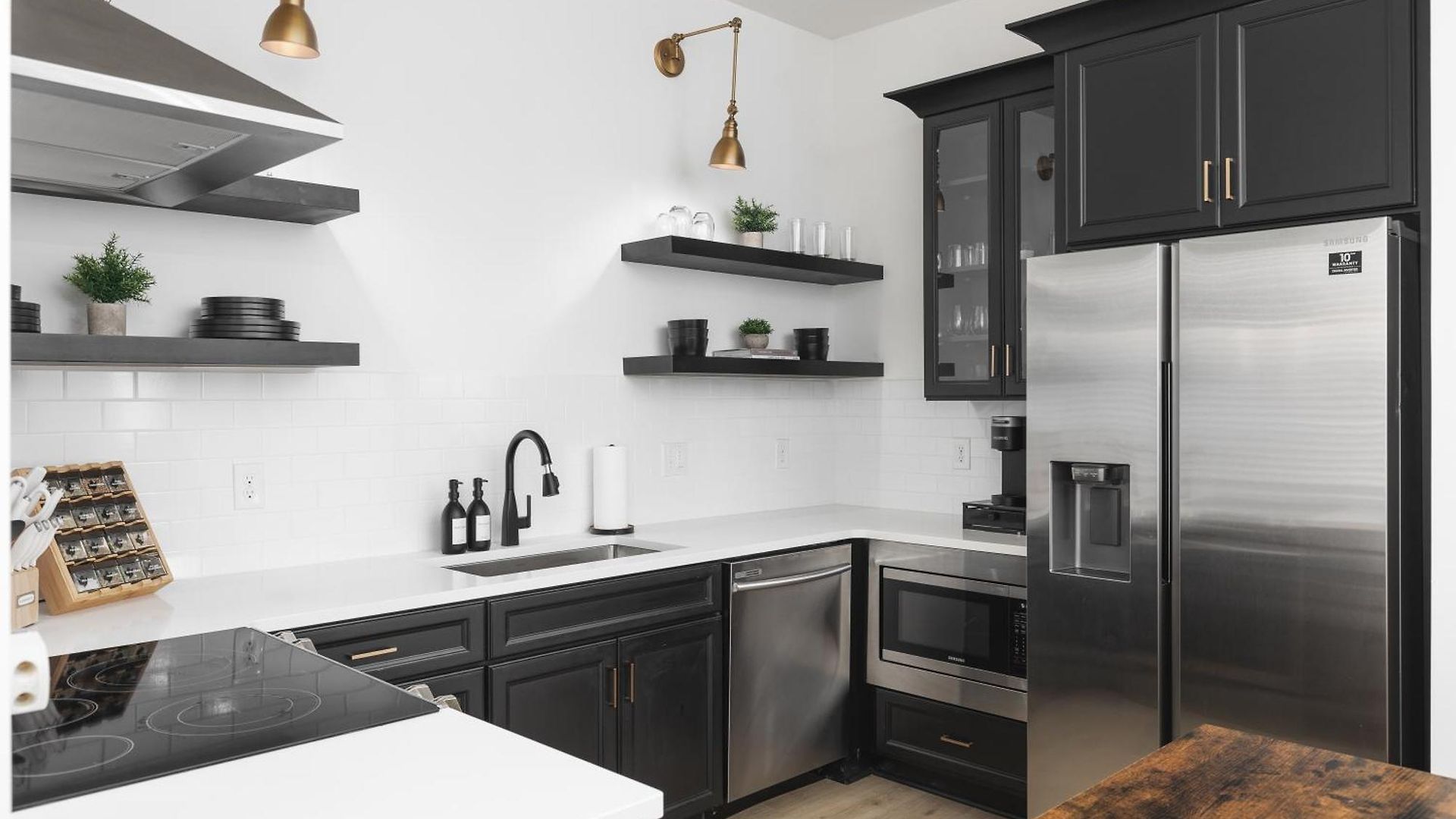 Apartment With Free Parking, 3 Mi Downtown & Stadium, By Coffee