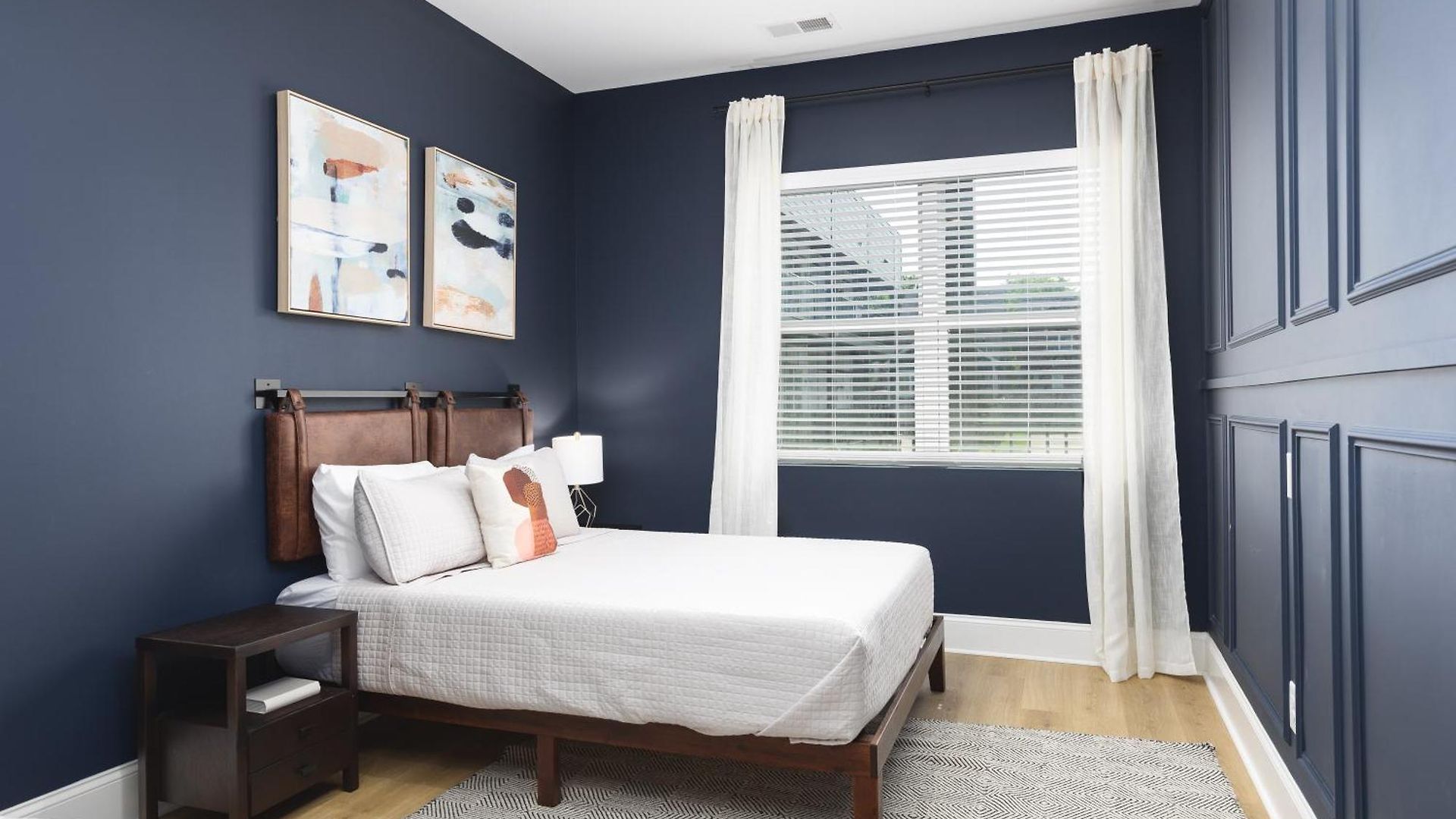 3 Miles To Downtown Broadway Bars - Walk To Coffee From Apartment