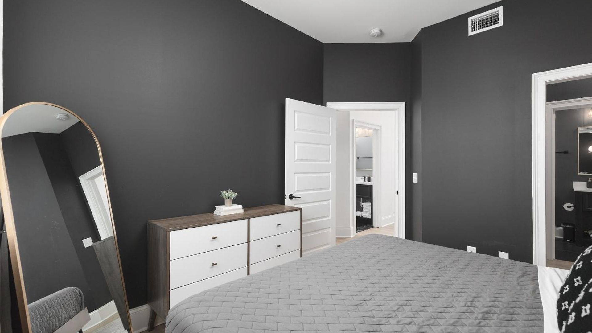 Apartment With Free Parking, 3 Mi Downtown & Stadium, By Coffee *