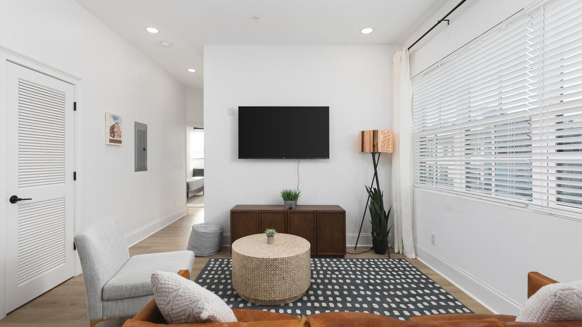 With Free Parking, 3 Mi Downtown & Stadium, By Coffee Apartment