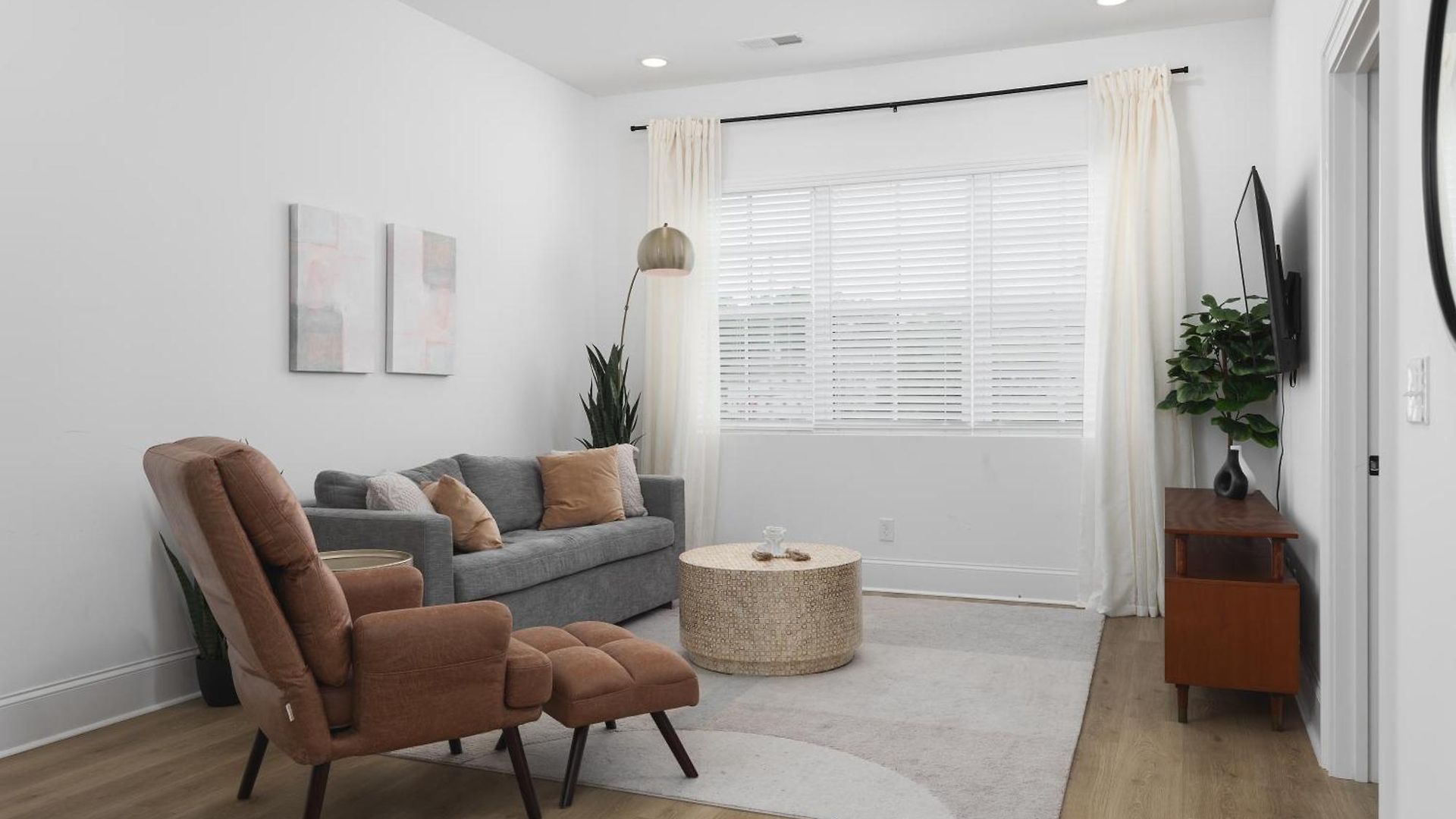With Free Parking, 3 Miles Downtown, Near Restaurants Apartment