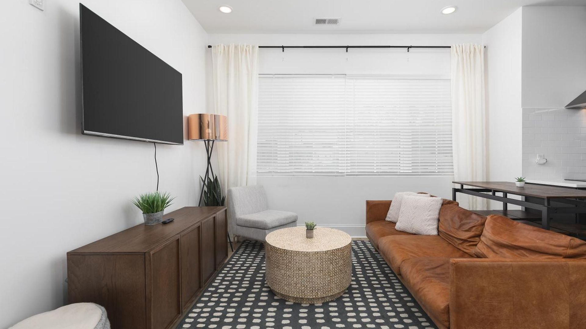 Apartment With Free Parking, 3 Mi Downtown & Stadium, By Coffee