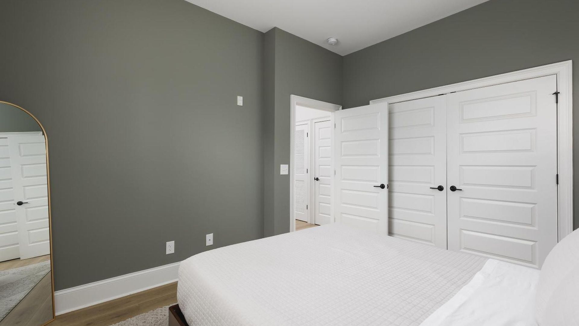 With Free Parking, 3 Miles Downtown, Near Restaurants Apartment