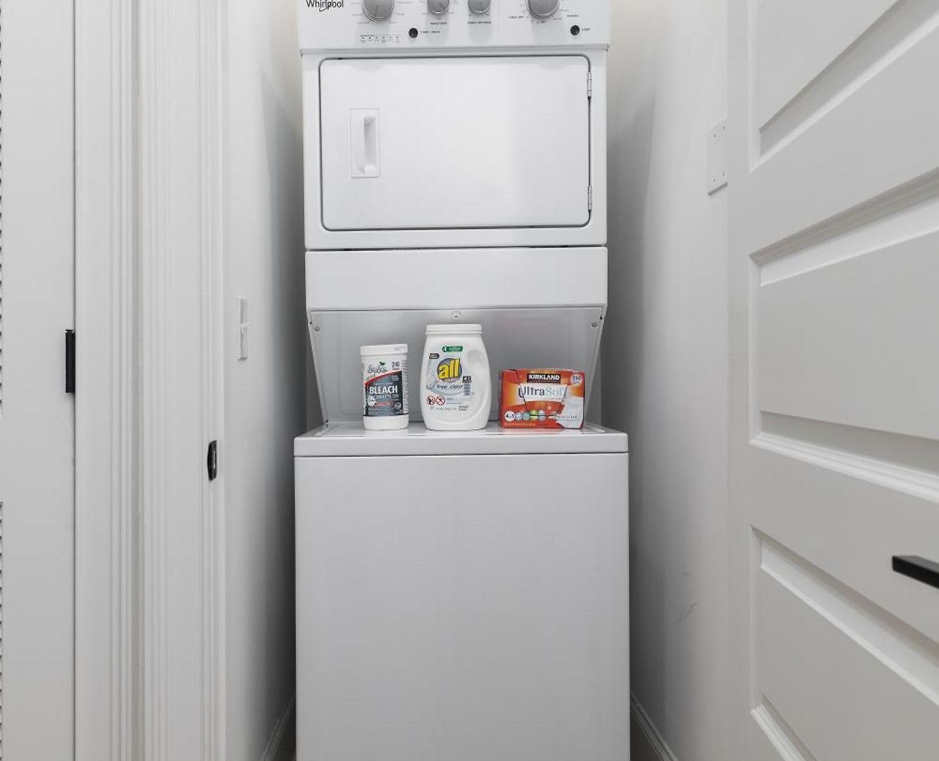 Apartment With Free Parking, 3 Miles Downtown, Near Restaurants *