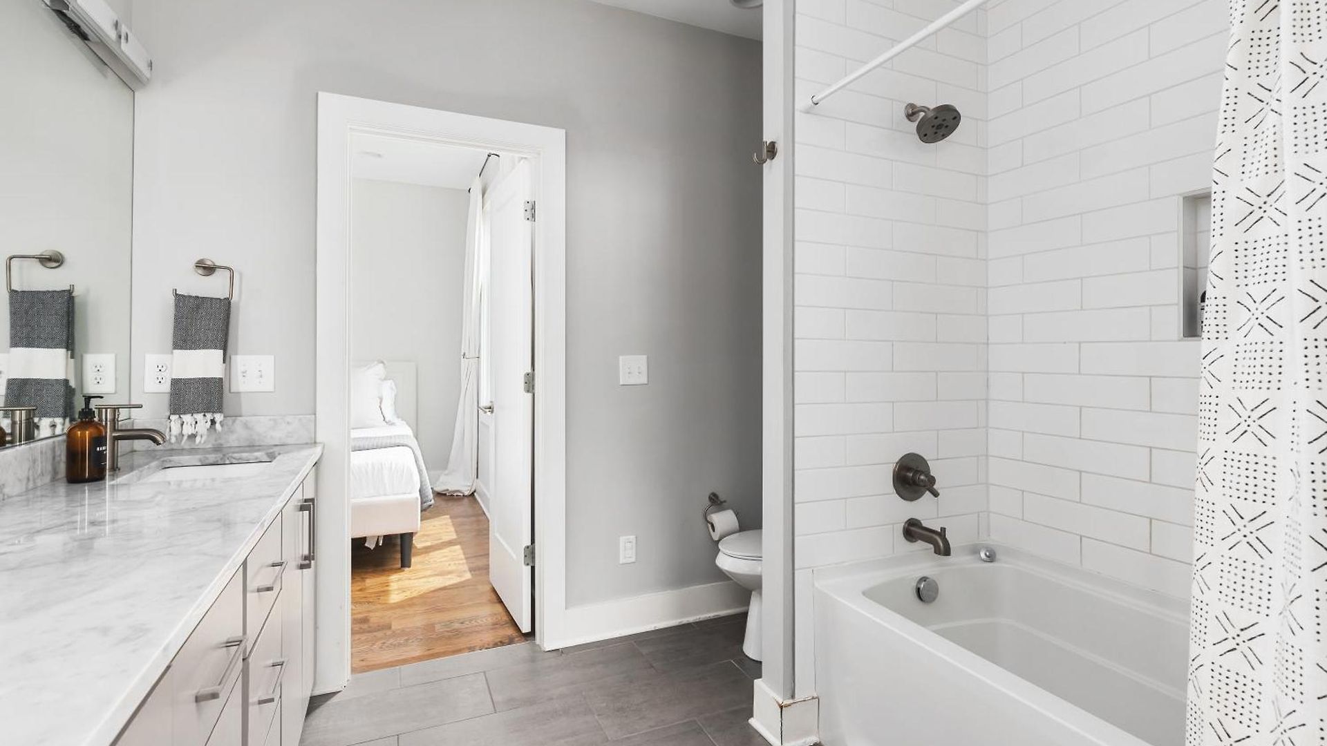 Modern Luxury With Rooftop Deck, 3 Mi To Downtown * Nashville