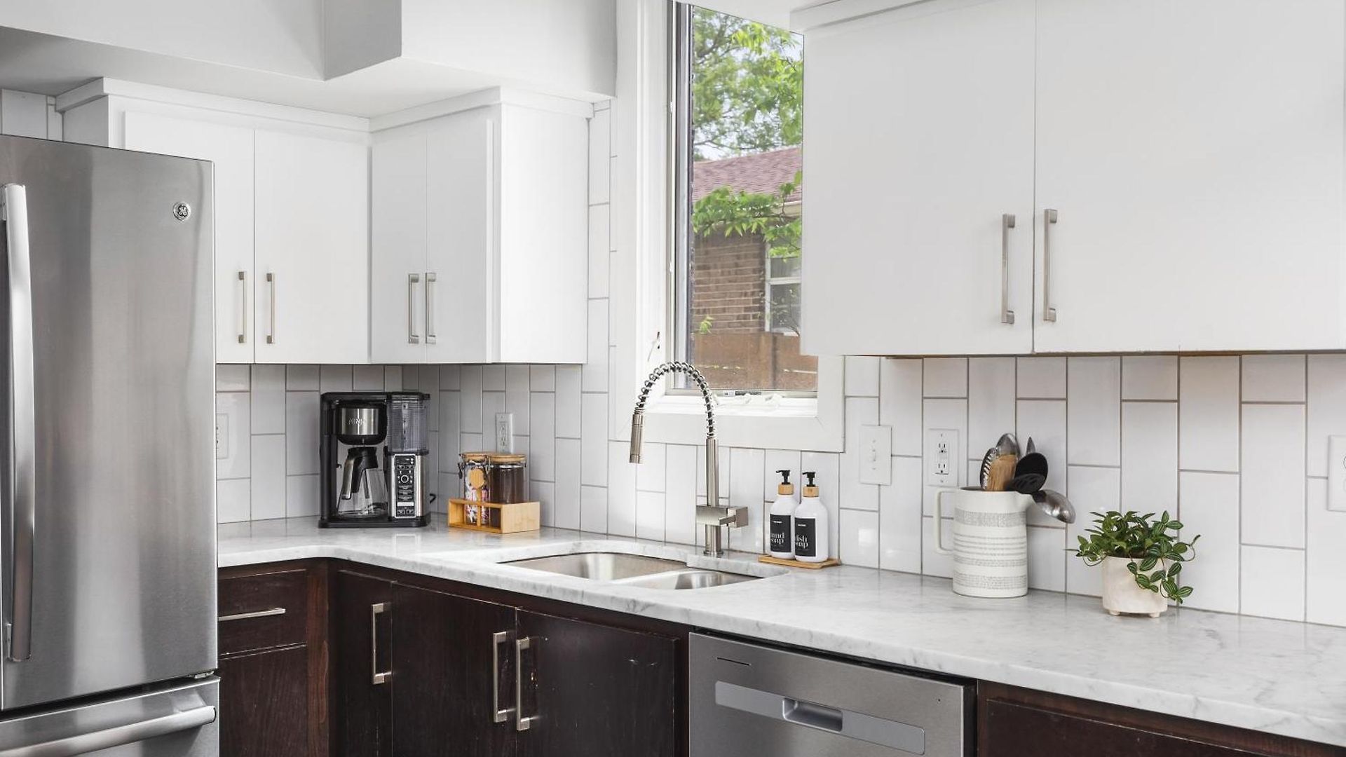Modern Luxury With Rooftop Deck, 3 Mi To Downtown Holiday home *