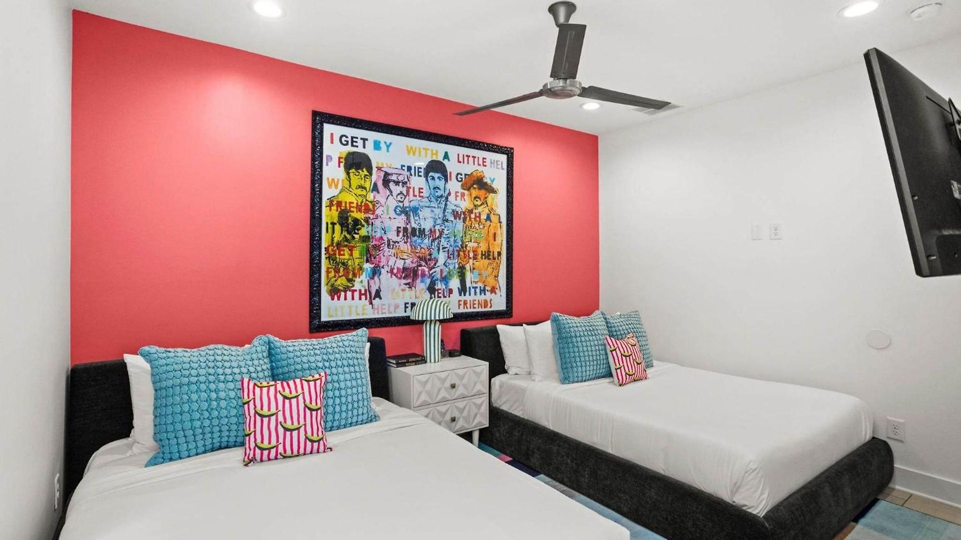 Pop Art Retreat On Legendary 8th - Walk Everywhere Holiday home *