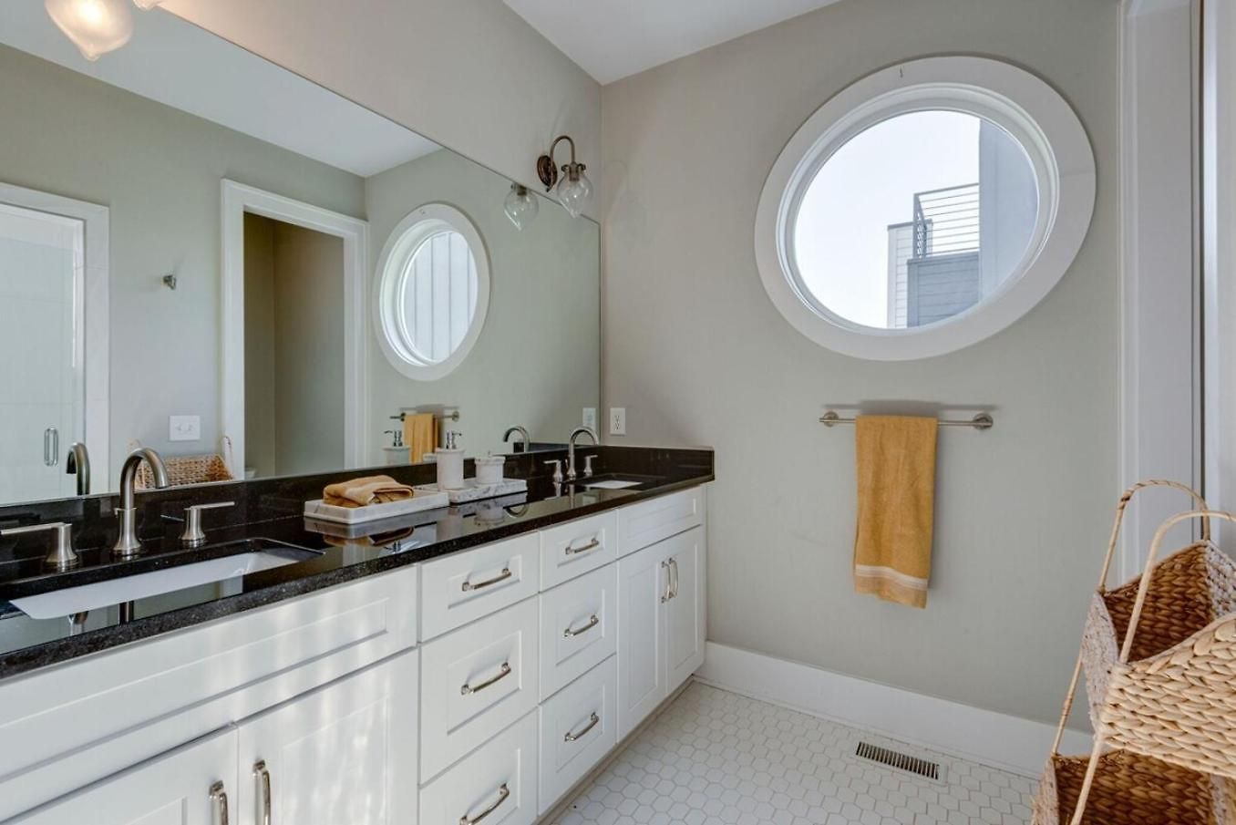 12 South Charmer 3 Bedroom With Rooftop Patio Nashville