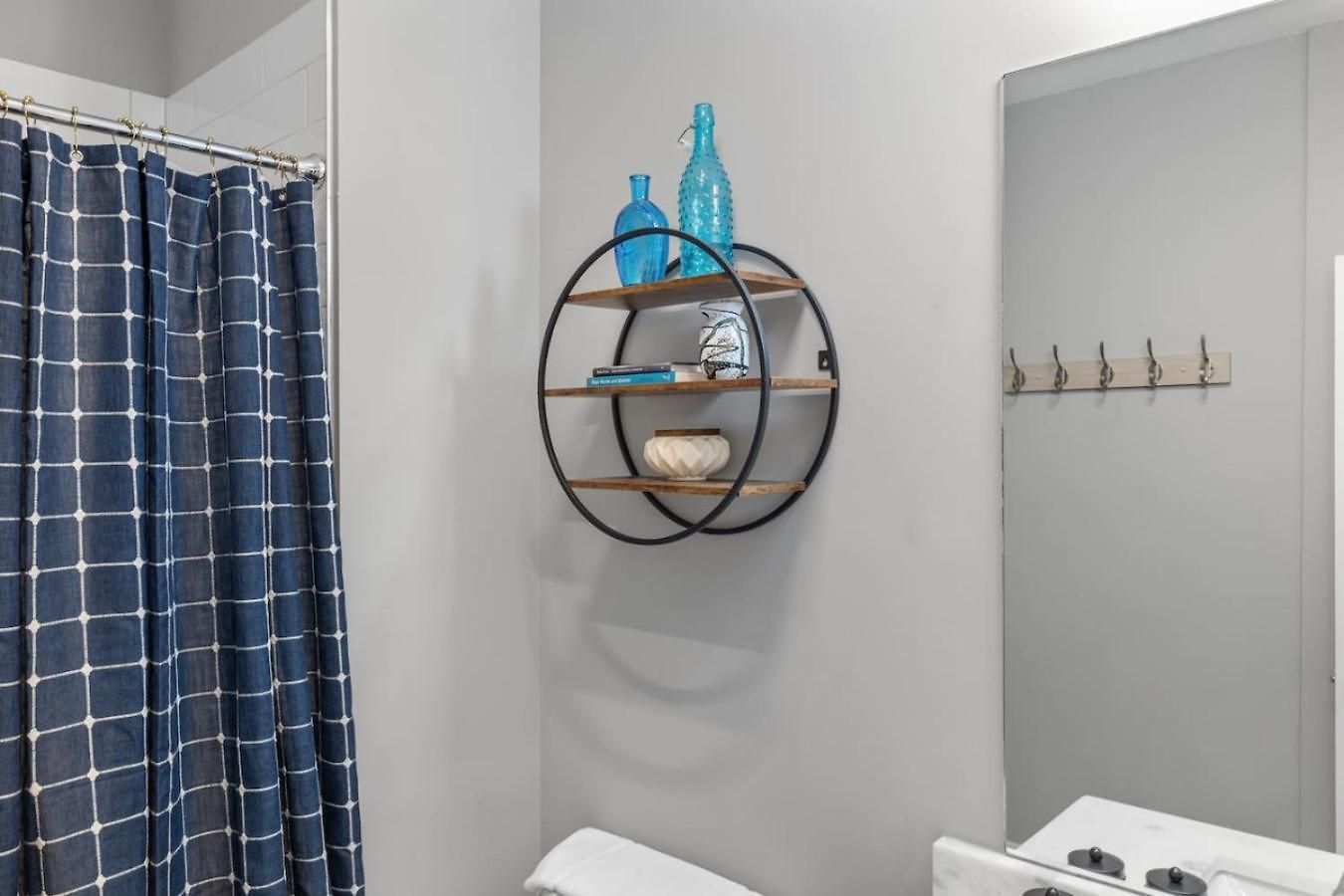 Only 4 Miles To Broadway With Free Parking And Tvs In Bedrooms Apartment