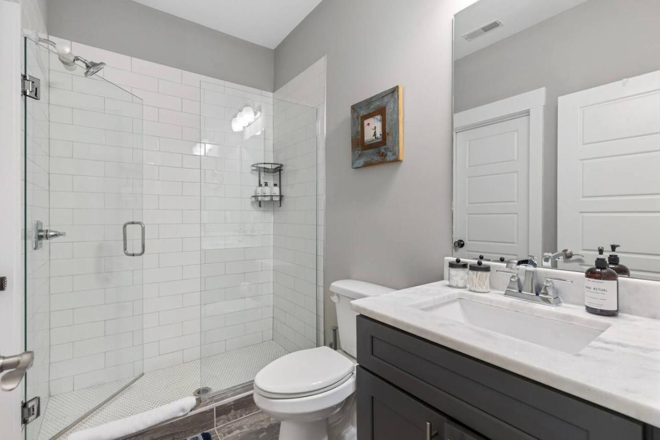 Apartment Only 4 Miles To Broadway With Free Parking And Tvs In Bedrooms *