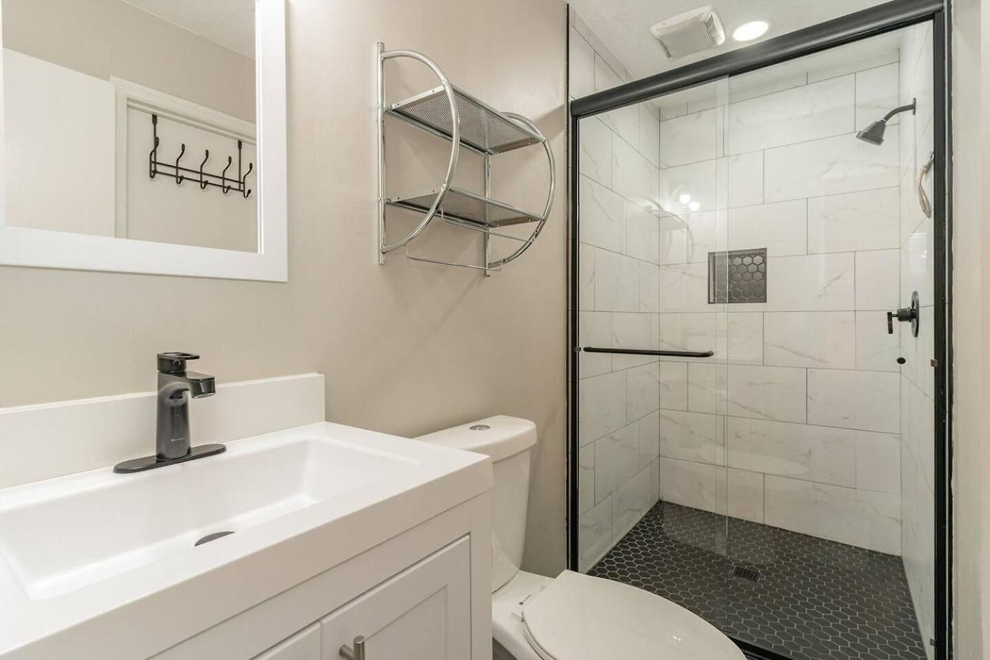 Apartment Freshly Renovated - Minutes From Downtown & Bna *