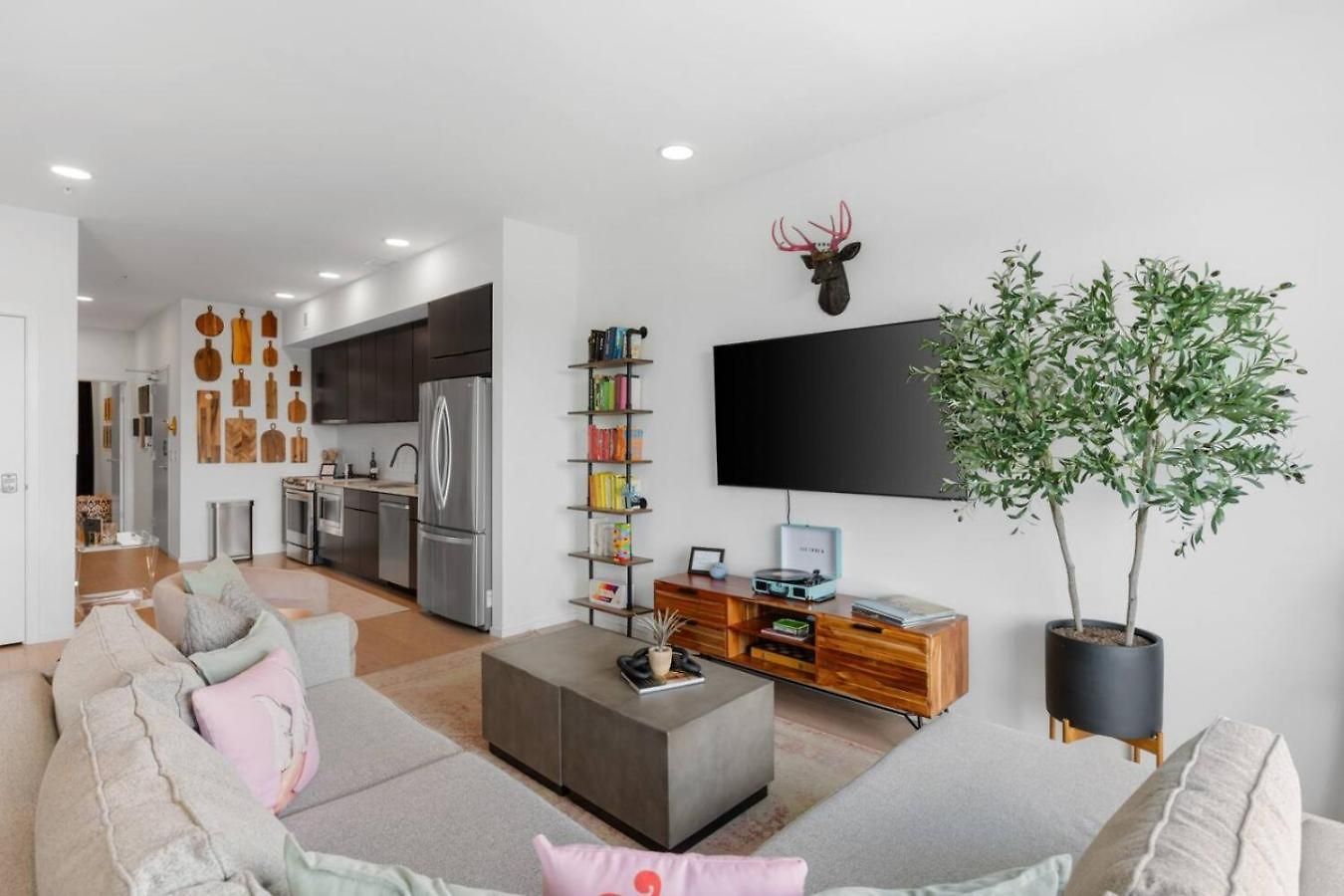 Luxury Riverview Walk To Broadway With Garage And Patio Nashville