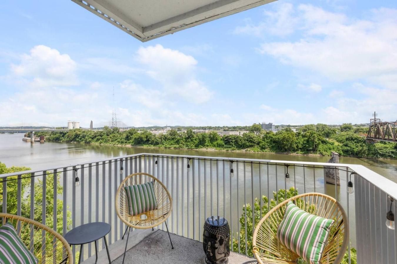 Luxury Riverview Walk To Broadway With Garage And Patio Holiday home