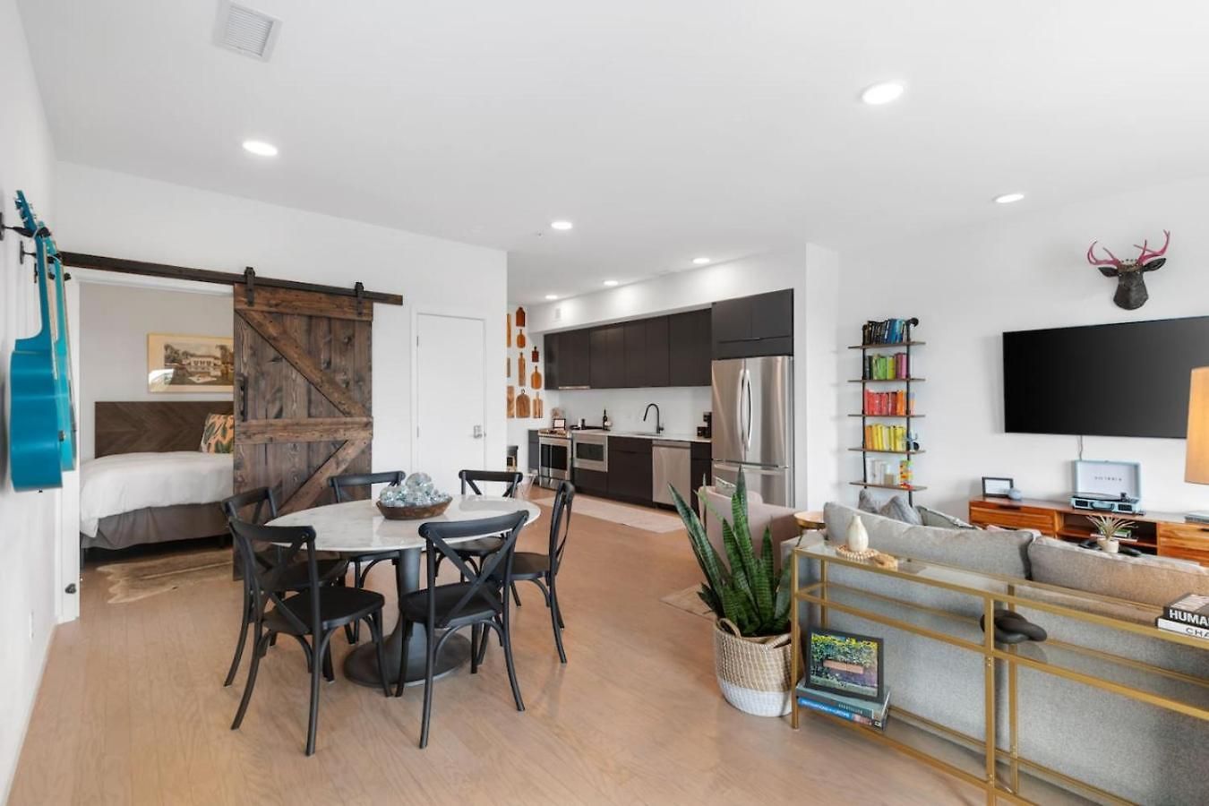 Luxury Riverview Walk To Broadway With Garage And Patio