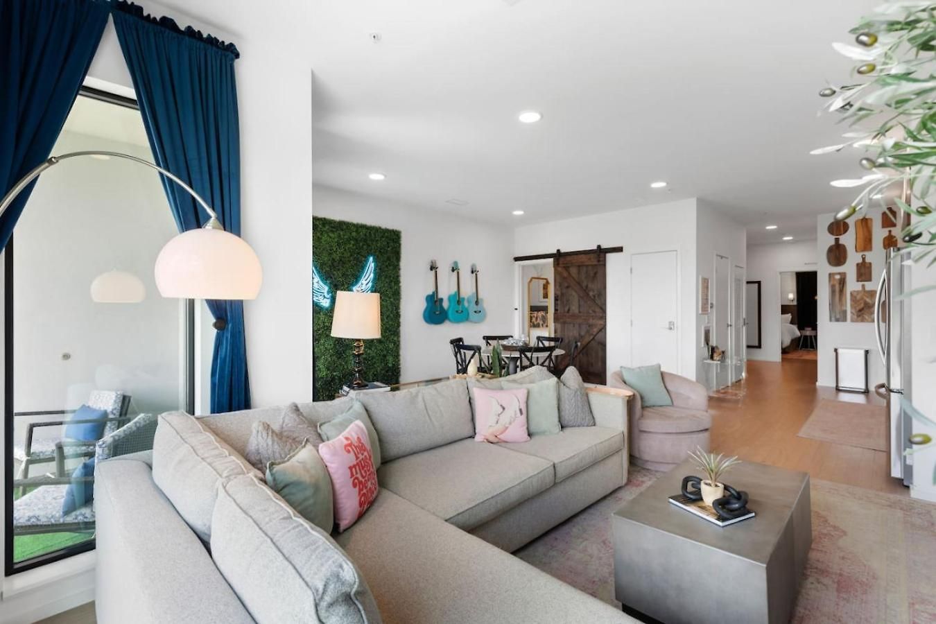 Luxury Riverview Walk To Broadway With Garage And Patio *