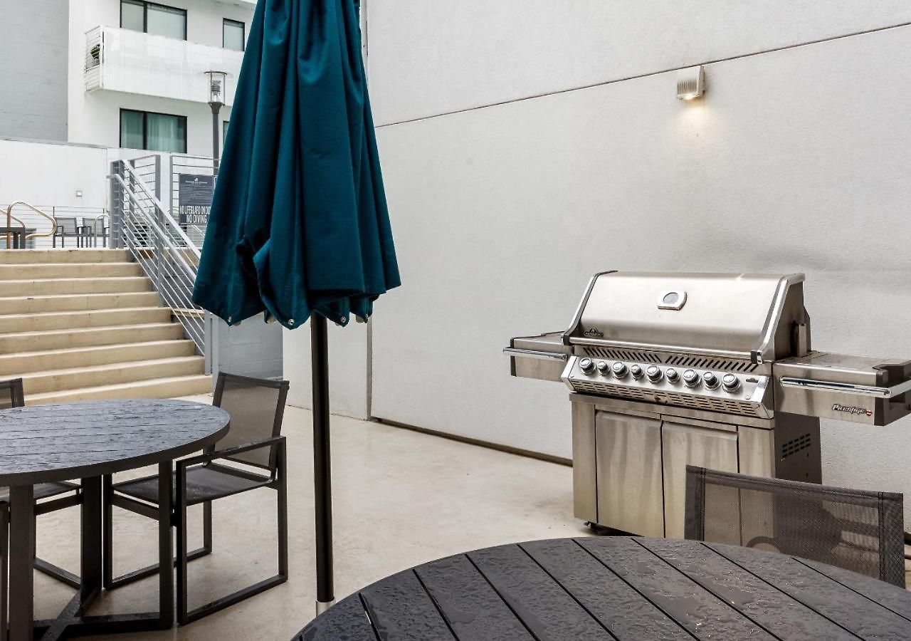 King Bed,steps To Broadway, Free Garage Parking
