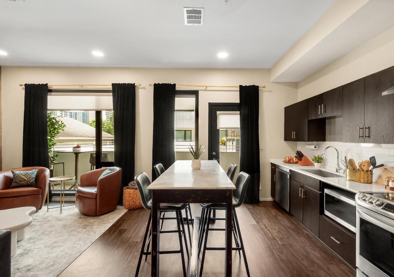 King Bed,steps To Broadway, Free Garage Parking Apartment Nashville