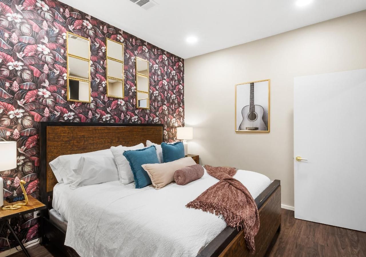 King Bed,steps To Broadway, Free Garage Parking