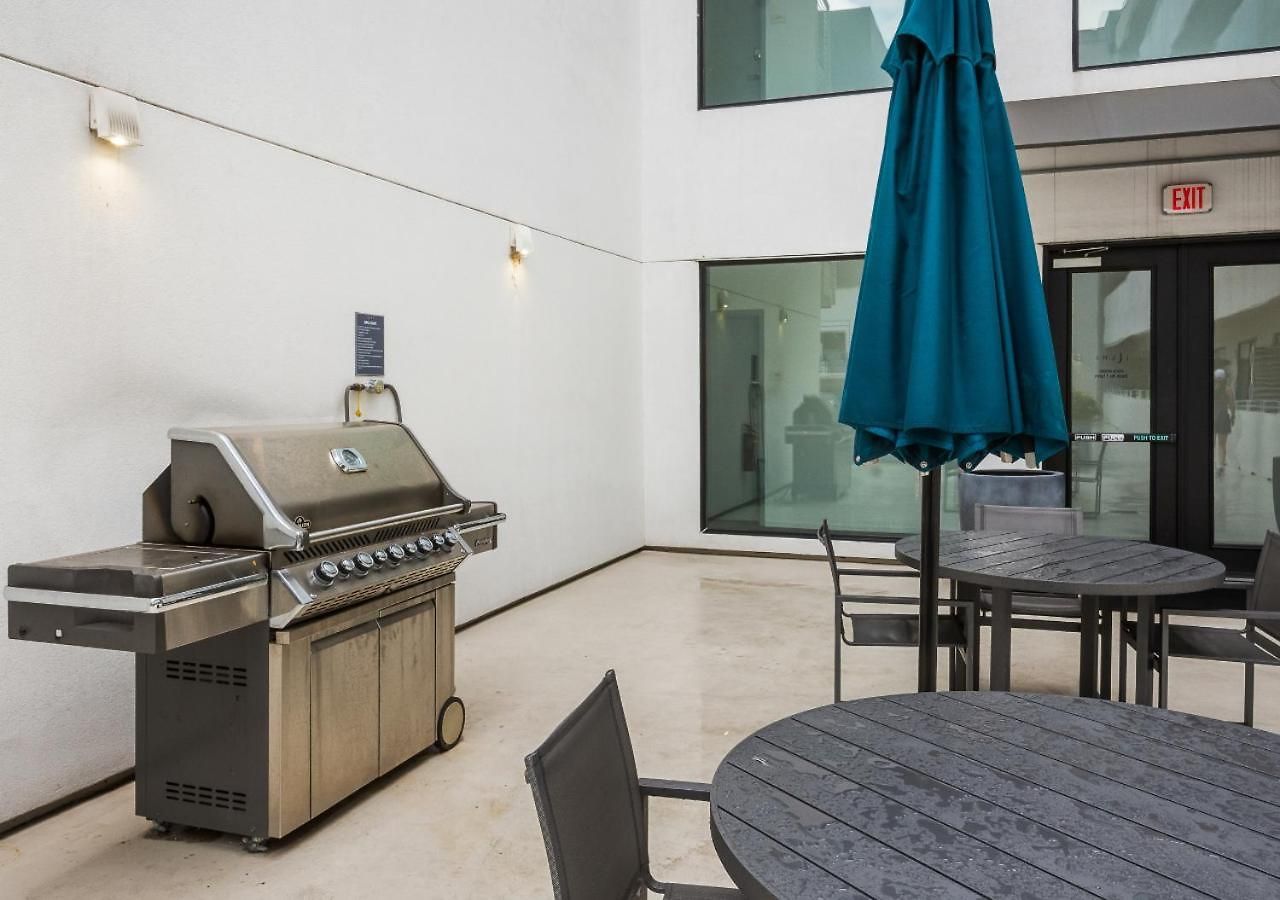 King Bed,steps To Broadway, Free Garage Parking Apartment