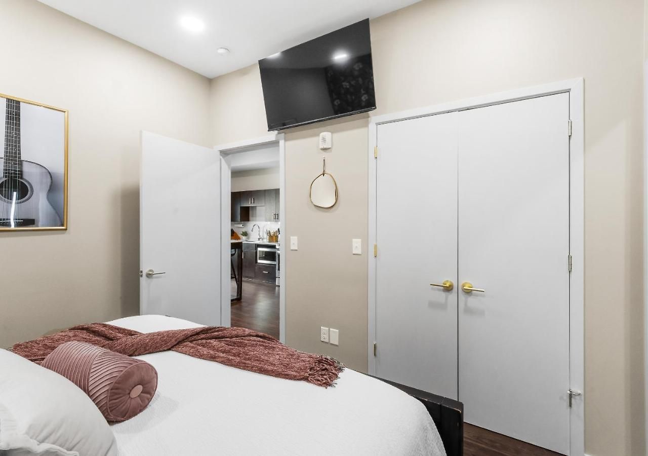 Apartment King Bed,steps To Broadway, Free Garage Parking *