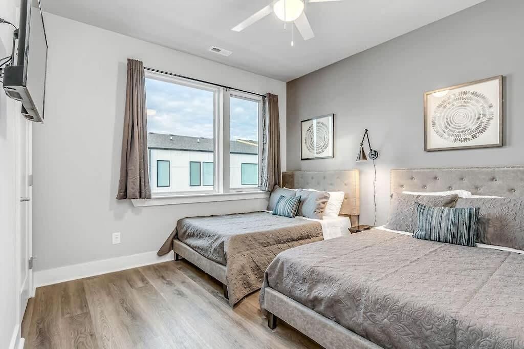 2 Townhomes - Sleeps 24-rooftop Patios Holiday home *