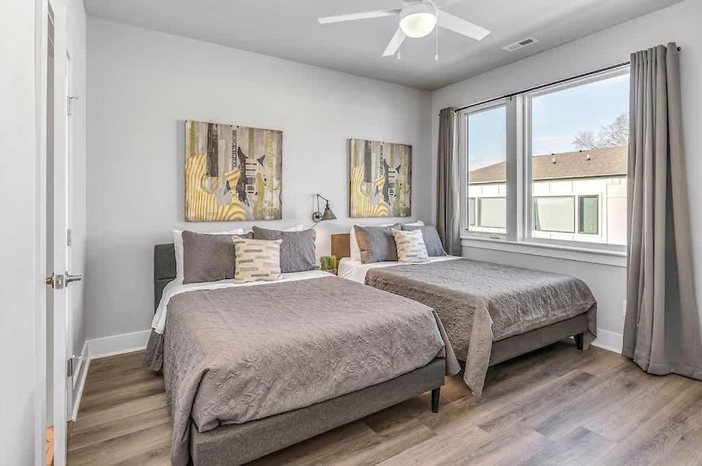 Holiday home 2 Townhomes - Sleeps 24-rooftop Patios Nashville