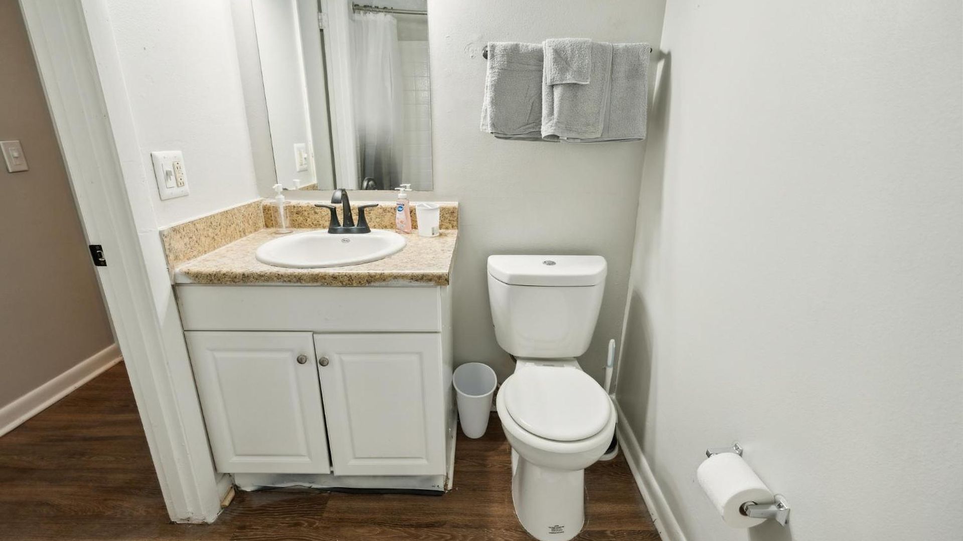 Brentwood A2 I Cozy & Comfy I 2bd I Free Parking