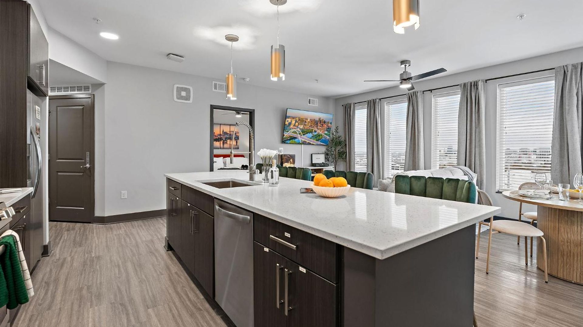 Skyline Views & Poolmins To Vanderbilt Apartment