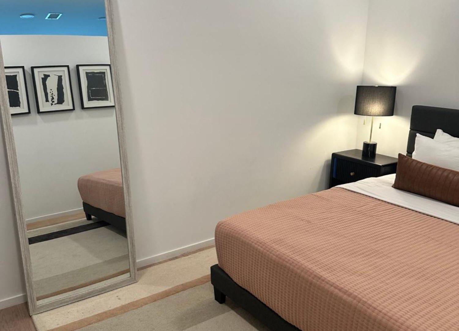 Stylish Riverfront Eve 305 - Free Parking * Nashville