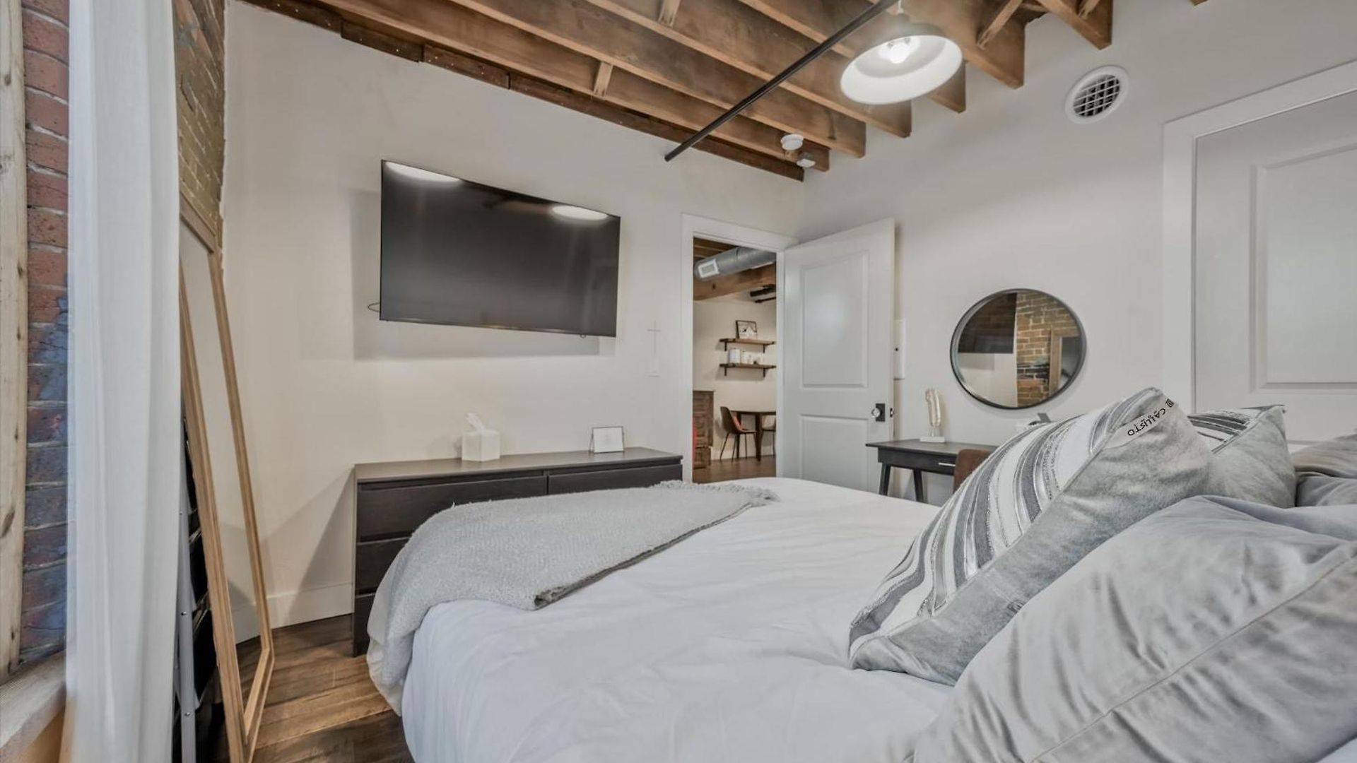 Luxe Loft With Speakeasy Parking And 2 Mi To Broadway Apartment